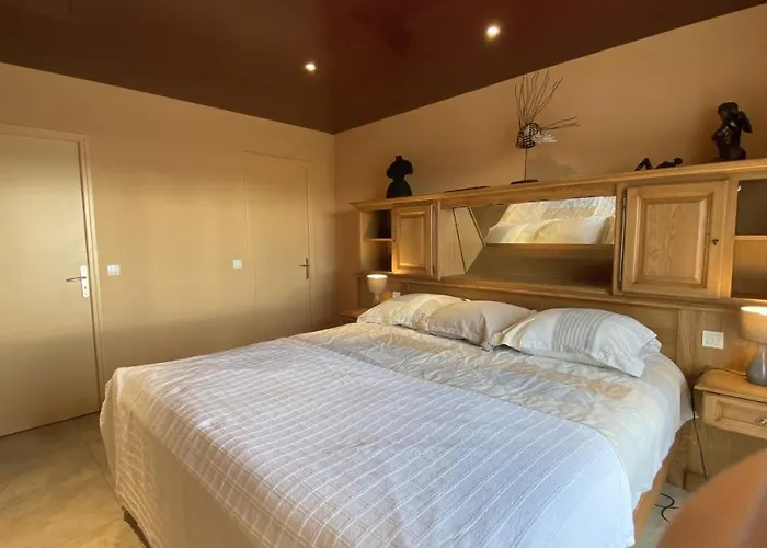 Port 1er Etage De Vue Sur Mer, 8-9 Pe *